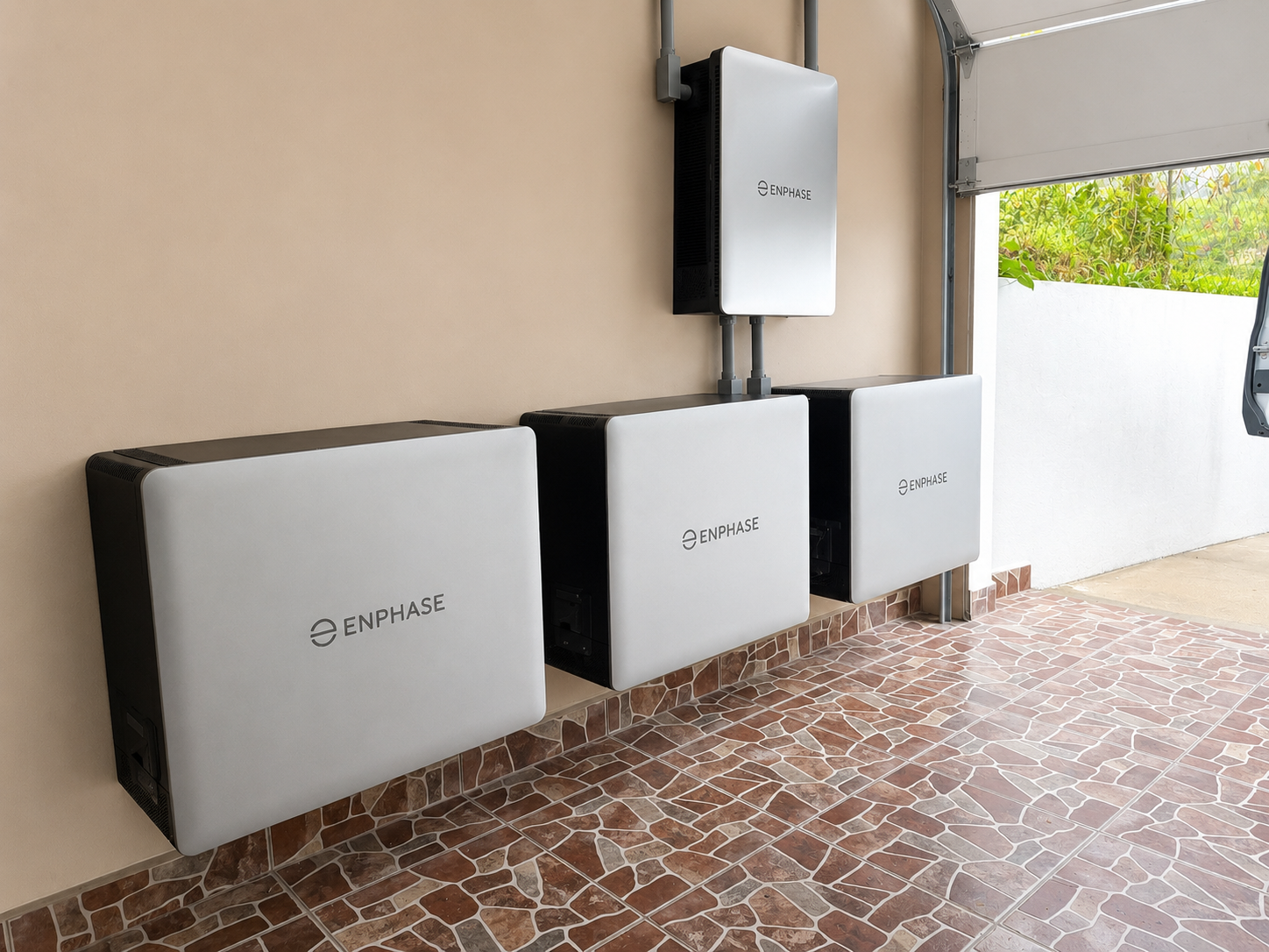 Sistema de baterías Enphase instalado en garaje residencial en Puerto Rico