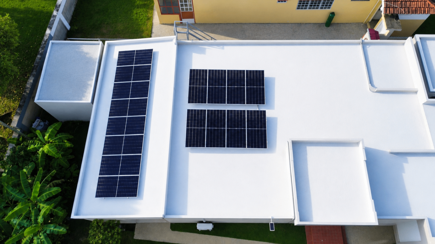 Vista aérea de instalación solar en residencia de Puerto Rico