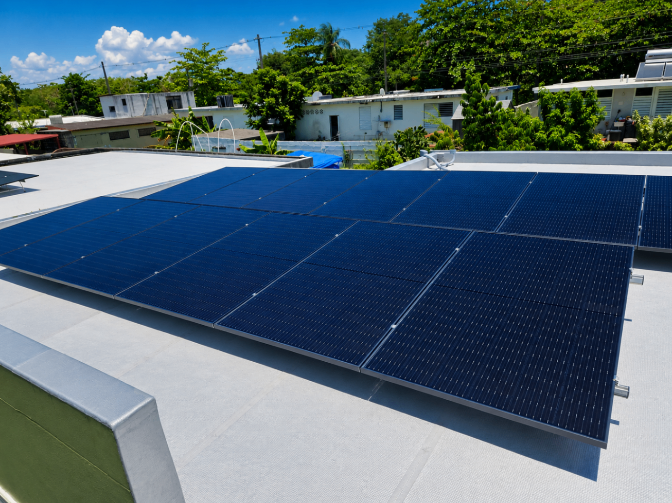 Instalación residencial de paneles solares en techo blanco en Puerto Rico