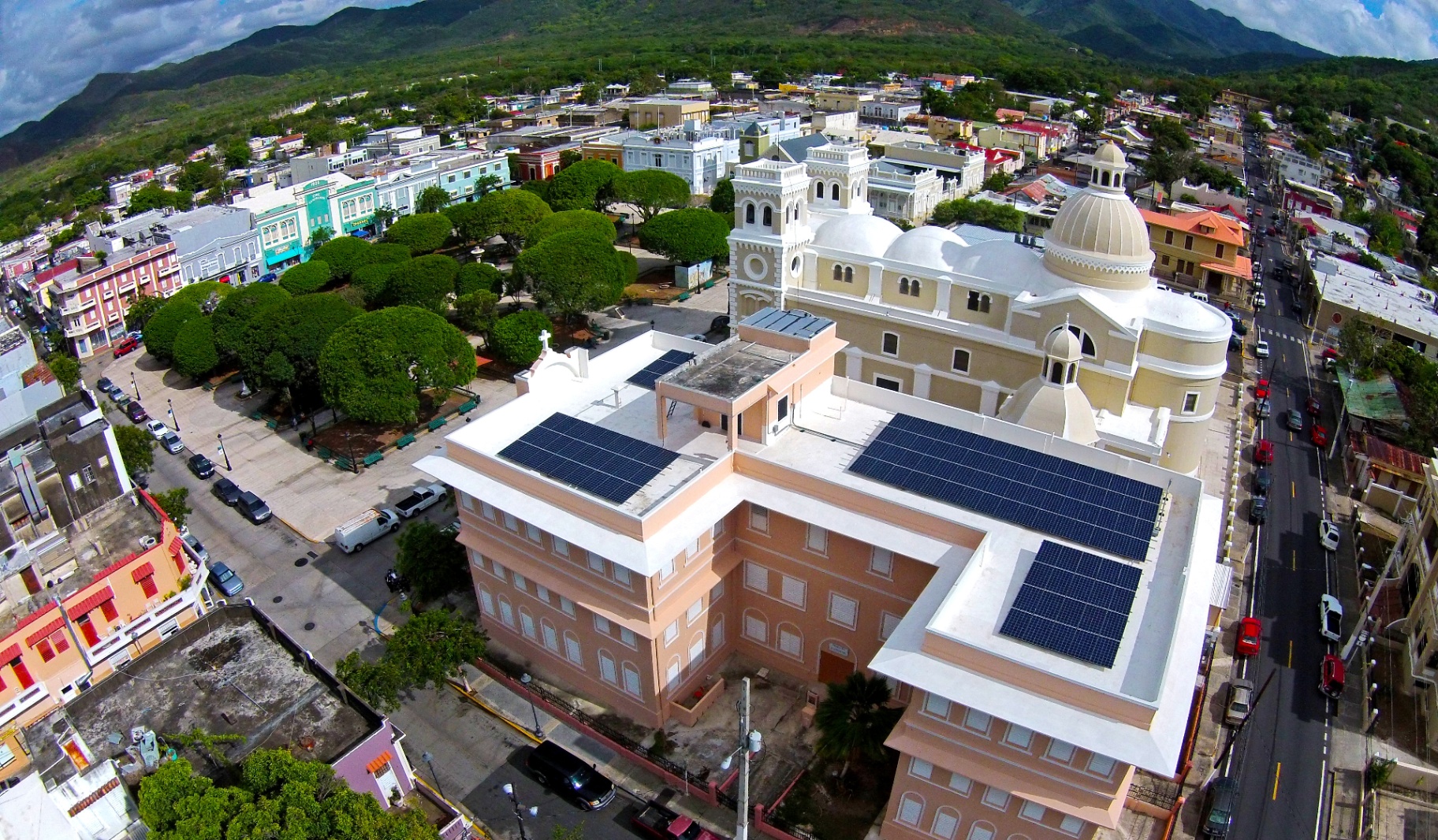 Instalación solar comercial e institucional en techo plano en Puerto Rico — vista aérea